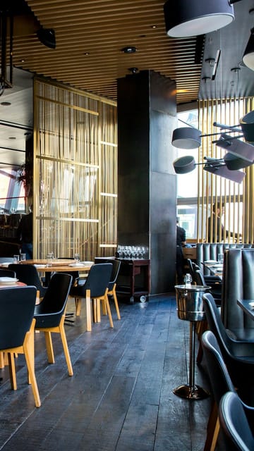 Interior del local, con mesas y luz cálida
