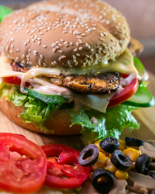 Hamburguesa con lechuga, tomate y queso