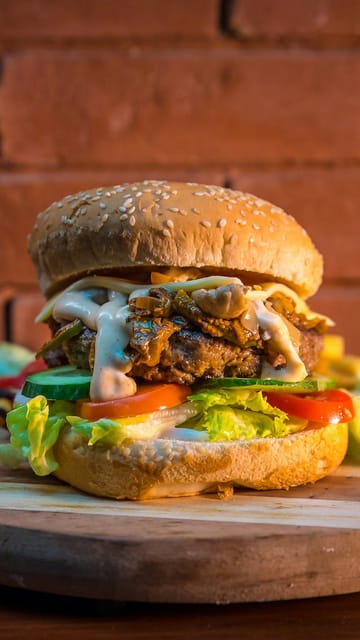 Hamburguesa frente a una pared de ladrillo