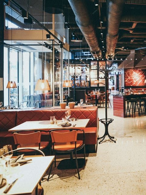 El salón del local con mesas y lámparas colgantes