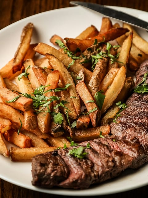 Carne a la parrilla con papas fritas