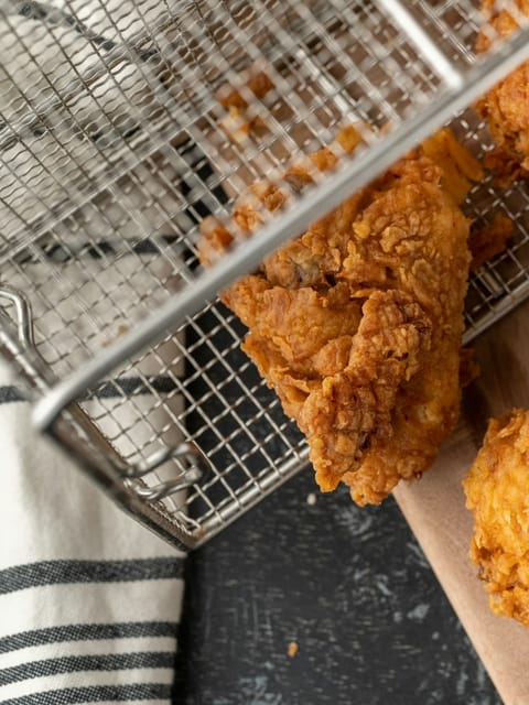 Piezas de pollo frito crocante sobre una rejilla