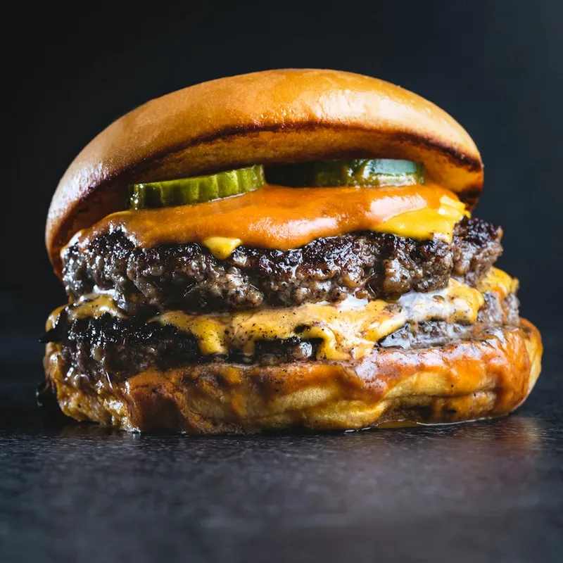 Doble Smash: dos carnes smash con doble queso cheddar y pepinillos