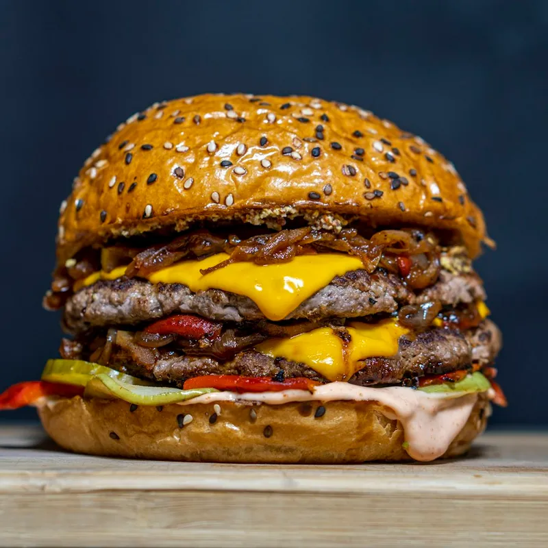 La Plancha: cuatro carnes smash con queso cheddar y tocineta