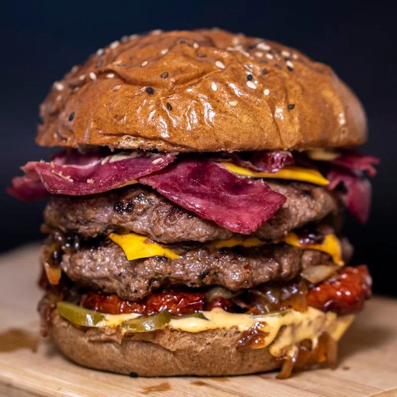 Triple Stack: tres carnes smash con queso cheddar y tocineta